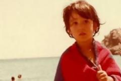 Αναγνωρίζετε το χαριτωμένο κοριτσάκι; Είναι πασίγνωστη και πολύ όμορφη πρωταγωνίστρια!