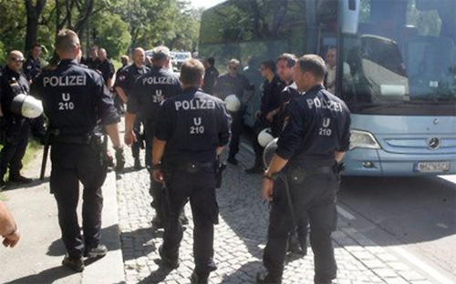 ΔΕΙΤΕ: Δεν κουνάνε... ρούπι οι οπαδοί του ΠΑΟΚ στη Βιέννη - Φωτογραφία 3