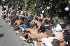 ΔΕΙΤΕ: Δεν κουνάνε... ρούπι οι οπαδοί του ΠΑΟΚ στη Βιέννη