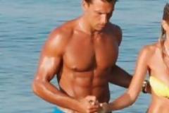 ΔΕΙΤΕ: Tο καυτό τζιν σορτσάκι της αδέσμευτης Έλενας Ράπτη