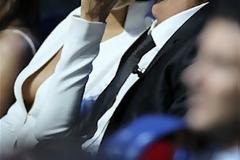 Χωρίς σουτιέν στην κλήρωση του Champions League