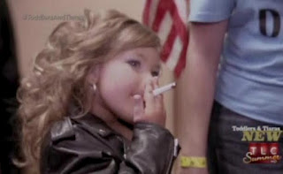 VIDEO | Τετράχρονη καπνίζει στη σκηνή του εξοργιστικού ριάλιτι με τα παιδικά καλλιστεία - Φωτογραφία 1