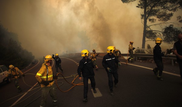 Βιβλική καταστροφή στην Ισπανία: Ένας νεκρός από τη φωτιά - Χιλιάδες εγκαταλείπουν τα σπίτια τους!!! - Φωτογραφία 2