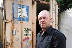 39χρονος πατέρας έχει μετατρέψει κοντέινερ σε σπίτι...