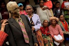 ΔΕΙΤΕ: ΕΙΚΟΝΕΣ ΠΟΥ ΣΟΚΑΡΟΥΝ: Κάθε 3 χρόνια ζωντανεύουν τους νεκρούς τους