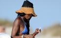 ΔΕΙΤΕ: Η Νaomi Campbell με καυτό μπικίνι στην Ίμπιζα - Φωτογραφία 2