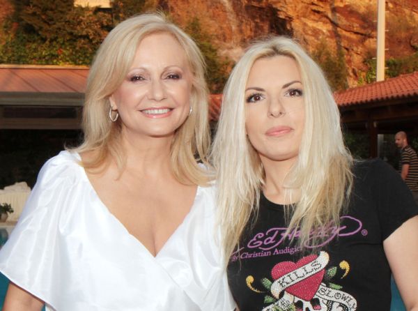 ΠΟΙΕΣ ΠΑΡΟΥΣΙΑΣΤΡΙΕΣ: Μπλόκαραν... το τηλεπαιχνίδι του Μουτσινά - Φωτογραφία 2