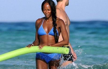 ΔΕΙΤΕ:  Η Naomi Campbell με σέξι μπλε μπικίνι στην Ibiza - Φωτογραφία 1