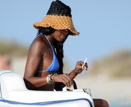 ΔΕΙΤΕ:  Η Naomi Campbell με σέξι μπλε μπικίνι στην Ibiza - Φωτογραφία 5