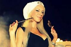 Μπουκιά και συχώριο η Πετρούλα... με τα καλαμάκια... (φωτογραφίες)