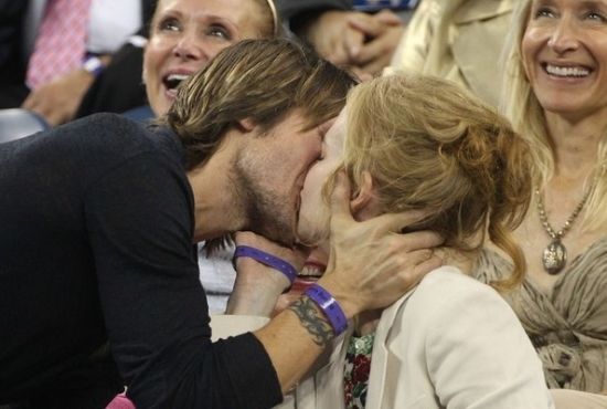 ΔΕΙΤΕ: Το καυτό φιλί διάσημου ζεύγους μπροστά σε 37.000 ανθρώπους - Φωτογραφία 1