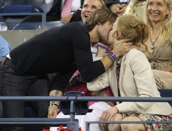 ΔΕΙΤΕ: Το καυτό φιλί διάσημου ζεύγους μπροστά σε 37.000 ανθρώπους - Φωτογραφία 2