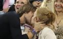ΔΕΙΤΕ: Το καυτό φιλί διάσημου ζεύγους μπροστά σε 37.000 ανθρώπους