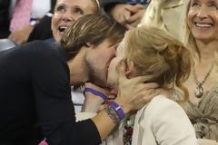 ΔΕΙΤΕ: Το καυτό φιλί διάσημου ζεύγους μπροστά σε 37.000 ανθρώπους