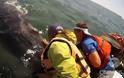 Φάλαινα επιδεικνύει το μωρό της σε τουρίστες
