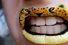 Το βάψιμο των χειλιών αποκτά άλλη διάσταση... (photos)