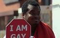 VIDEO: Ροζ... φάρσα: Σταμάτα! Είμαι γκέι!