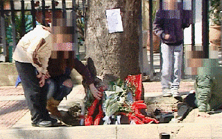 Λουλούδια, μηνύματα, κεριά και δάκρυα στο σημείο όπου χύθηκε το αίμα των παιδιών - Φωτογραφία 1