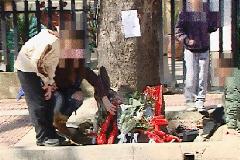 Λουλούδια, μηνύματα, κεριά και δάκρυα στο σημείο όπου χύθηκε το αίμα των παιδιών