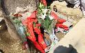Λουλούδια, μηνύματα, κεριά και δάκρυα στο σημείο όπου χύθηκε το αίμα των παιδιών - Φωτογραφία 2