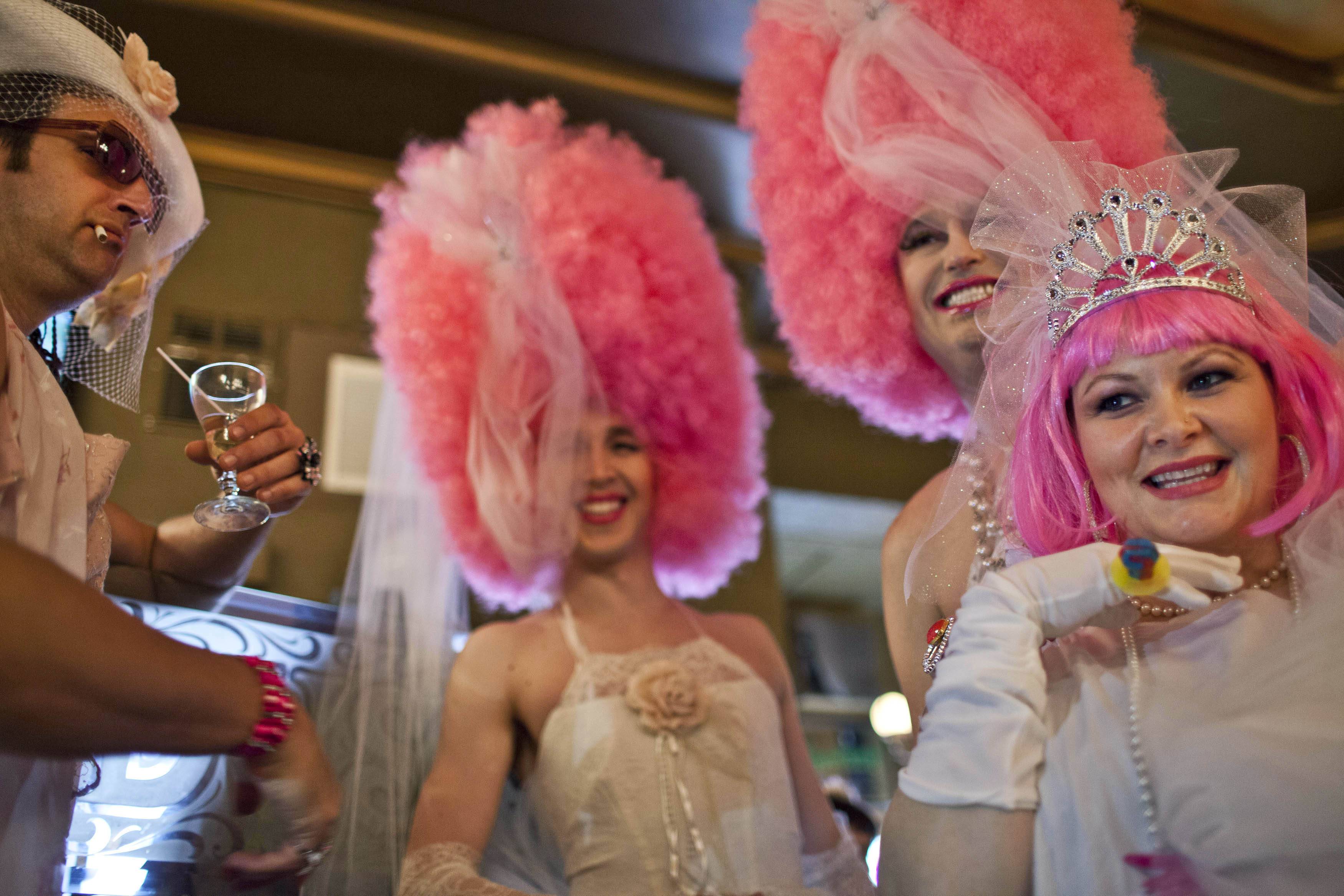 VIDEO: Γέμισε ο δρόμος... νύφες! - Φωτογραφία 3