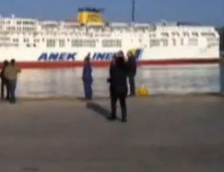 Aνασύρθηκε νεκρός o άνδρας που βούτηξε στο λιμάνι του Πειραιά - Φωτογραφία 1