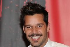 Ο Ricky άφησε μουστάκι για ....