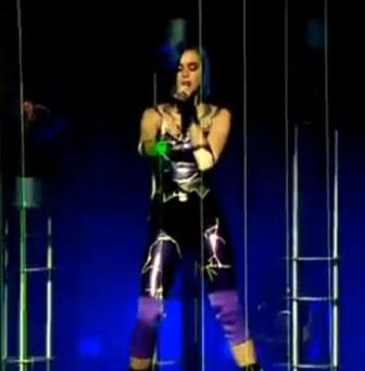 Αλλη μια περίεργη εμφάνιση της Κaty Perry - Φωτογραφία 2