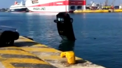 Ανασύρθηκε και το όχημα από το λιμάνι του Πειραιά - Φωτογραφία 2