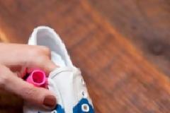 Κάντε σχέδια στα άσπρα πάνινα παπούτσια