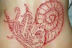 ΔΕΙΤΕ: Νέα μέθοδος τατουάζ χωρίς βελόνα και μελάνι, αλλά ...νυστέρι!