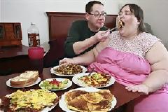 Προβάρει νυφικό η γυναίκα που διεκδικεί ρεκόρ με τα... κιλά της!