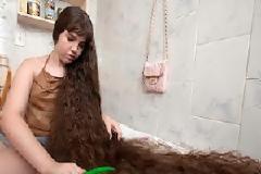 ΑΠΙΣΤΕΥΤΟ: Δεν έχει κόψει ποτέ τα μαλλιά της! [φωτο]