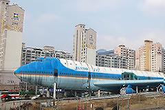 Ένα Boing 747 στη μέση της πόλης! [pics]