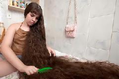 Δεν έχει κόψει ποτέ τα μαλλιά της