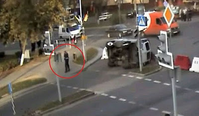 Αστυνομικός γλύτωσε από θαύμα.. σε τροχαίο (Video) - Φωτογραφία 1