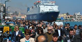 Χίος: Ναυτικοί απέκλεισαν το λιμάνι του νησιού [video] - Φωτογραφία 1