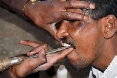 Οδοντίατροι του δρόμου . Πονάει δοντάκι? Βγάλει δοντάκι...