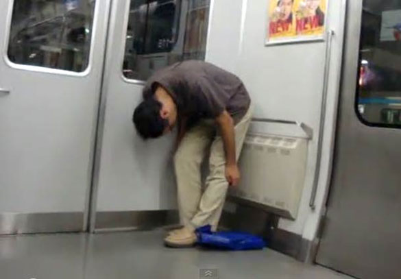 VIDEO: Γιαπωνέζος κοιμάται όρθιος στο Μετρό - Φωτογραφία 1