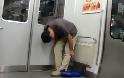VIDEO: Γιαπωνέζος κοιμάται όρθιος στο Μετρό