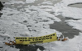 ΔΕΙΤΕ: Διαμαρτυρία μέσα το νερό - Φωτογραφία 1