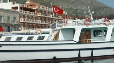 Μπλόκο σε τουρκικό πλοιάριο στο λιμάνι της Χίου - Φωτογραφία 1