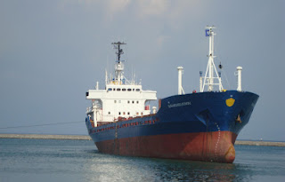 Θαλάσσια ρύπανση από φορτηγό πλοίο στην Ελευσίνα - Φωτογραφία 1