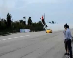 VIDEO: Κόντρα ανάμεσα σε αεροπλάνο και Lamborghini! - Φωτογραφία 1