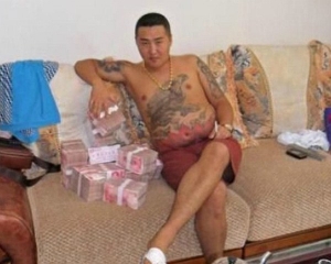 ΔΕΙΤΕ: Οι σοκαριστικές φωτογραφίες του Κινέζου μαφιόζου που έχασε το κινητό του! - Φωτογραφία 1