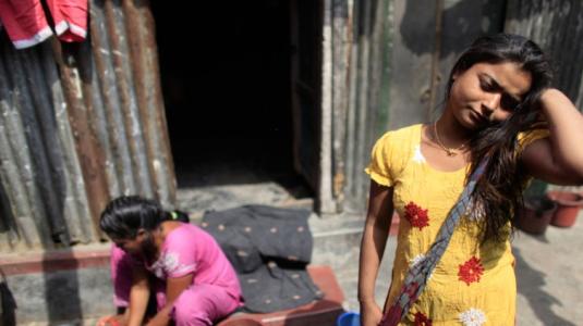 Μπαγκλαντές: Εκδιδόμενες έφηβες εξαναγκάζονται στη λήψη στεροειδών για αγελάδες... - Φωτογραφία 2