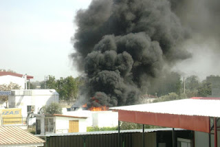 Χαλκίδα: Στις φλόγες παραδόθηκε μάντρα αυτοκινήτων - Φωτογραφία 1