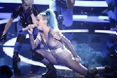 «Φωτιά» στην πίστα έβαλε η Katy Perry