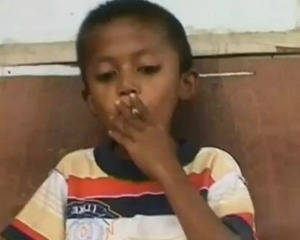 VIDEO-ΣΟΚ: Ένας 8χρονος καπνίζει 25 τσιγάρα καθημερινά! - Φωτογραφία 1