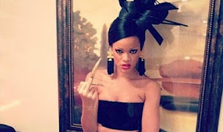 Προκαλεί πάλι η Rihanna ως goth γκέισα! - Φωτογραφία 1